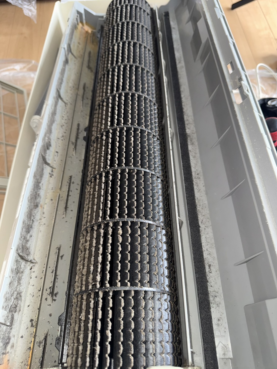 ファンの施工前。ホコリと汚れが付着している状態