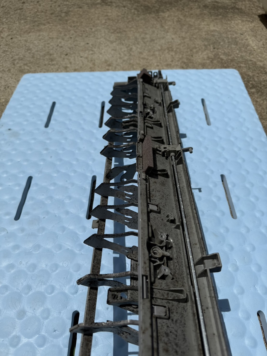 ドレンパンの施工前。カビとホコリが溜まっている状態