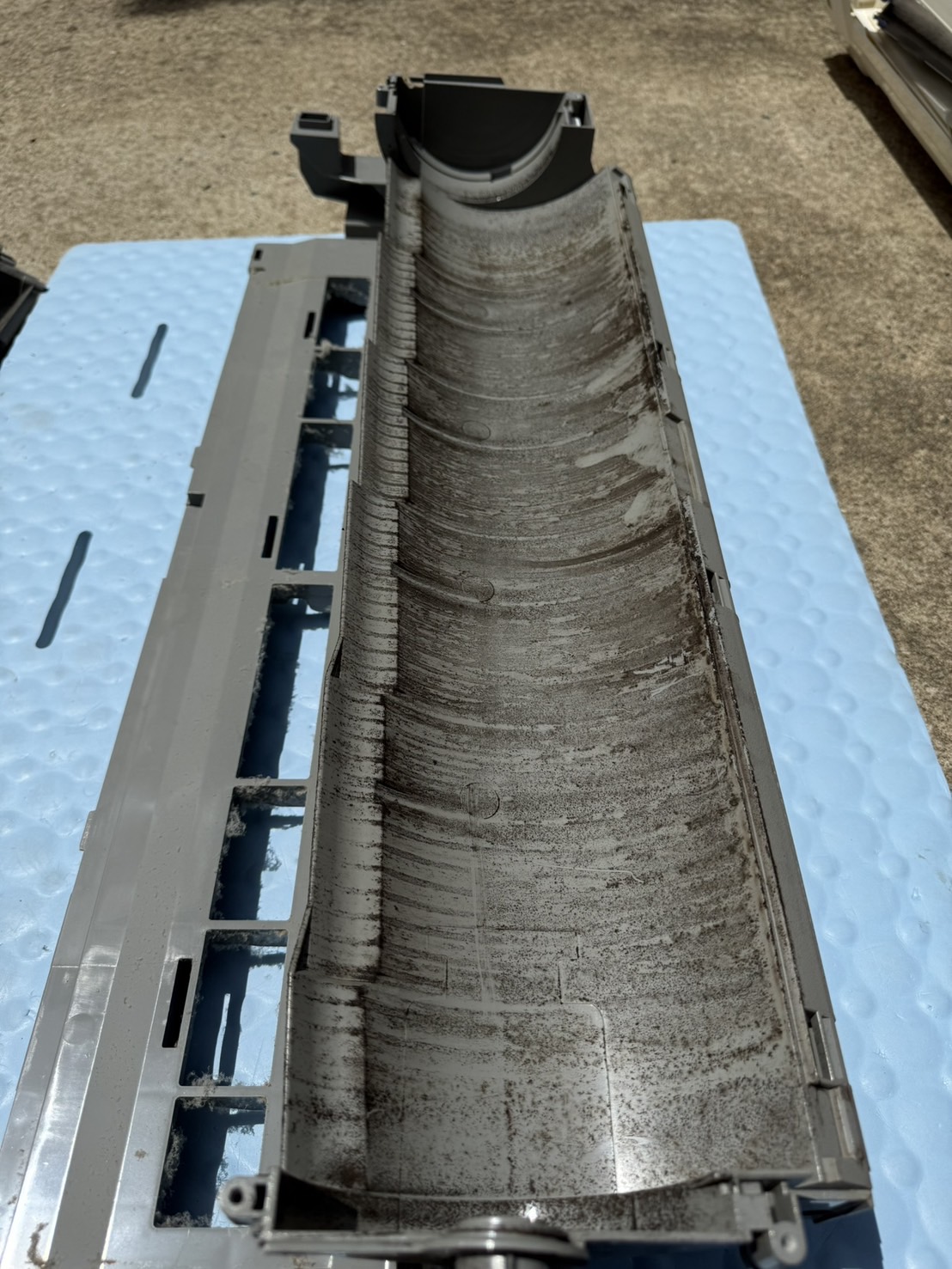 ドレンパン周辺の施工前。汚れが溜まりやすい部位に付着が見える状態