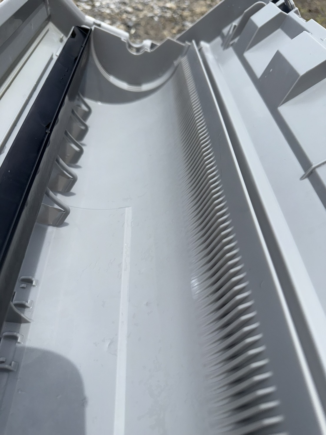 ドレンパンの施工後。汚れを完全に除去し、排水の通り道がリセットされた状態