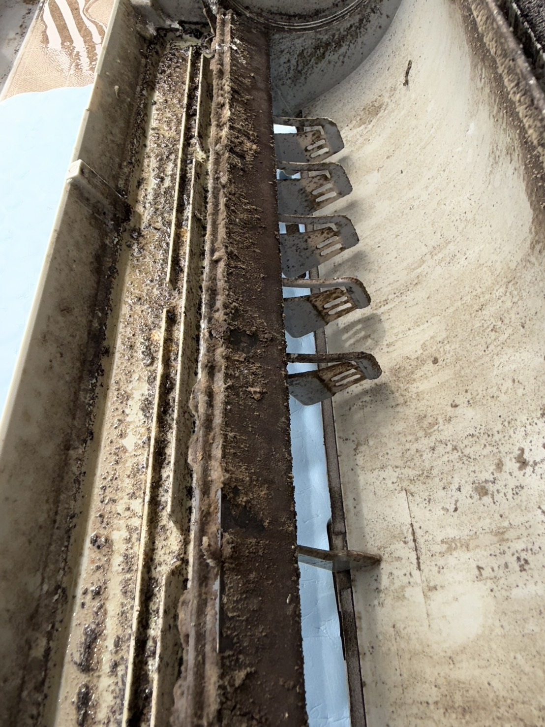 送風ファンの施工前。ホコリや汚れが付着している状態