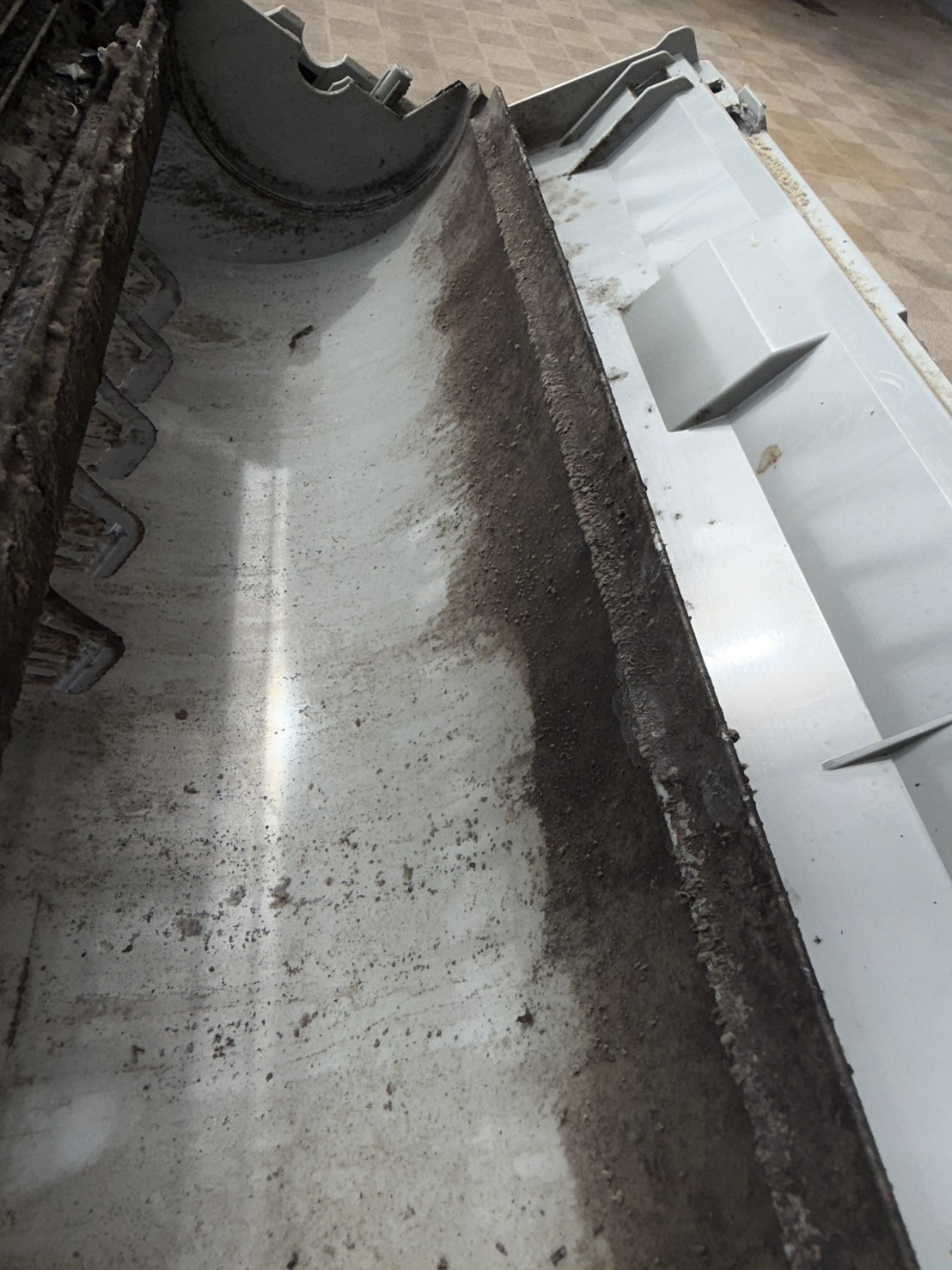 熱交換器まわりの施工前。汚れが付着した状態