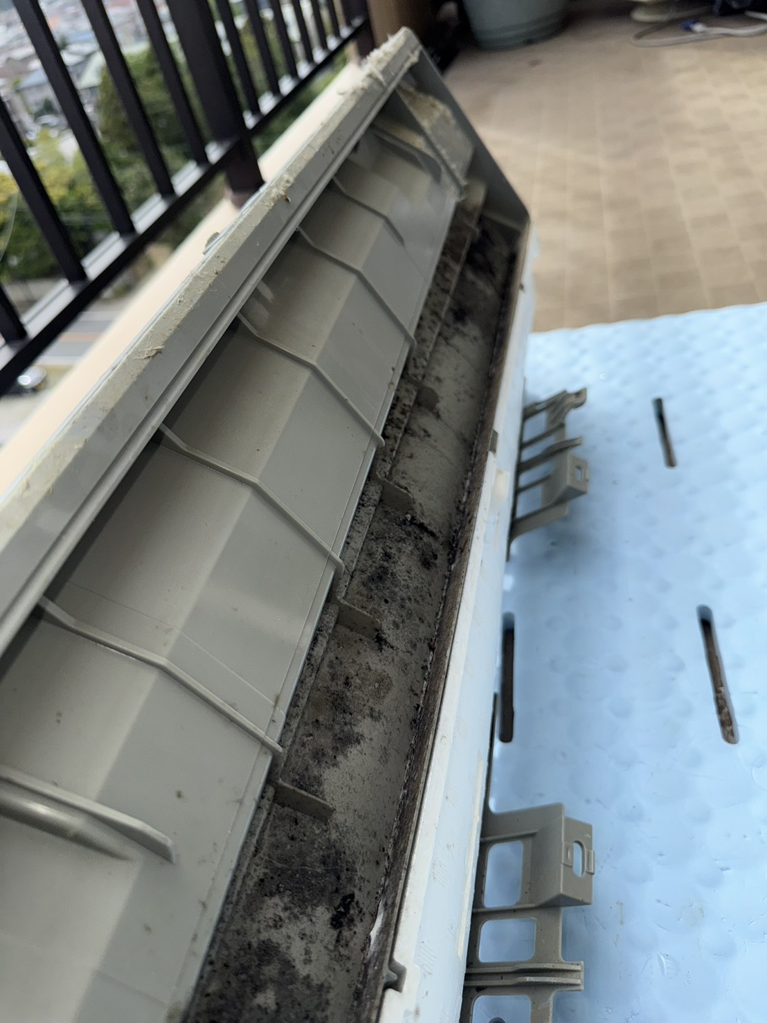 吹き出し口まわりの施工前。汚れが見られる状態