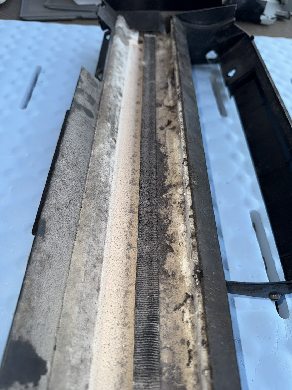 熱交換器まわりの施工前。汚れが付着した状態