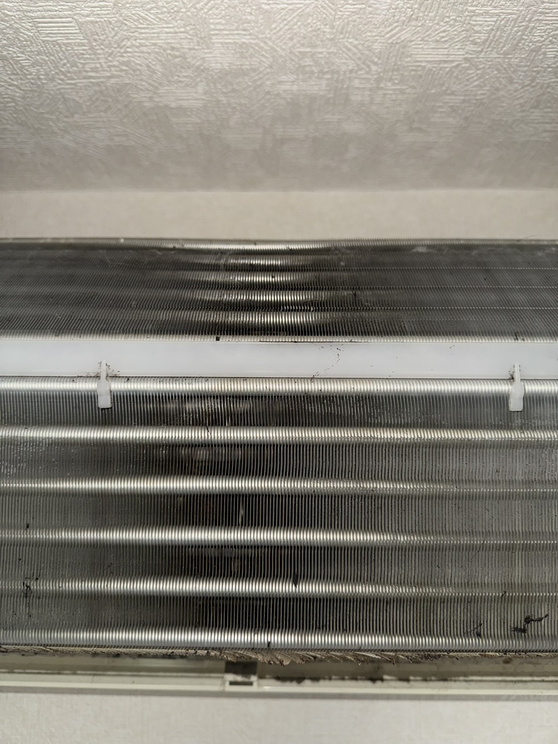 送風ファンの施工前。ホコリや汚れが付着していた状態