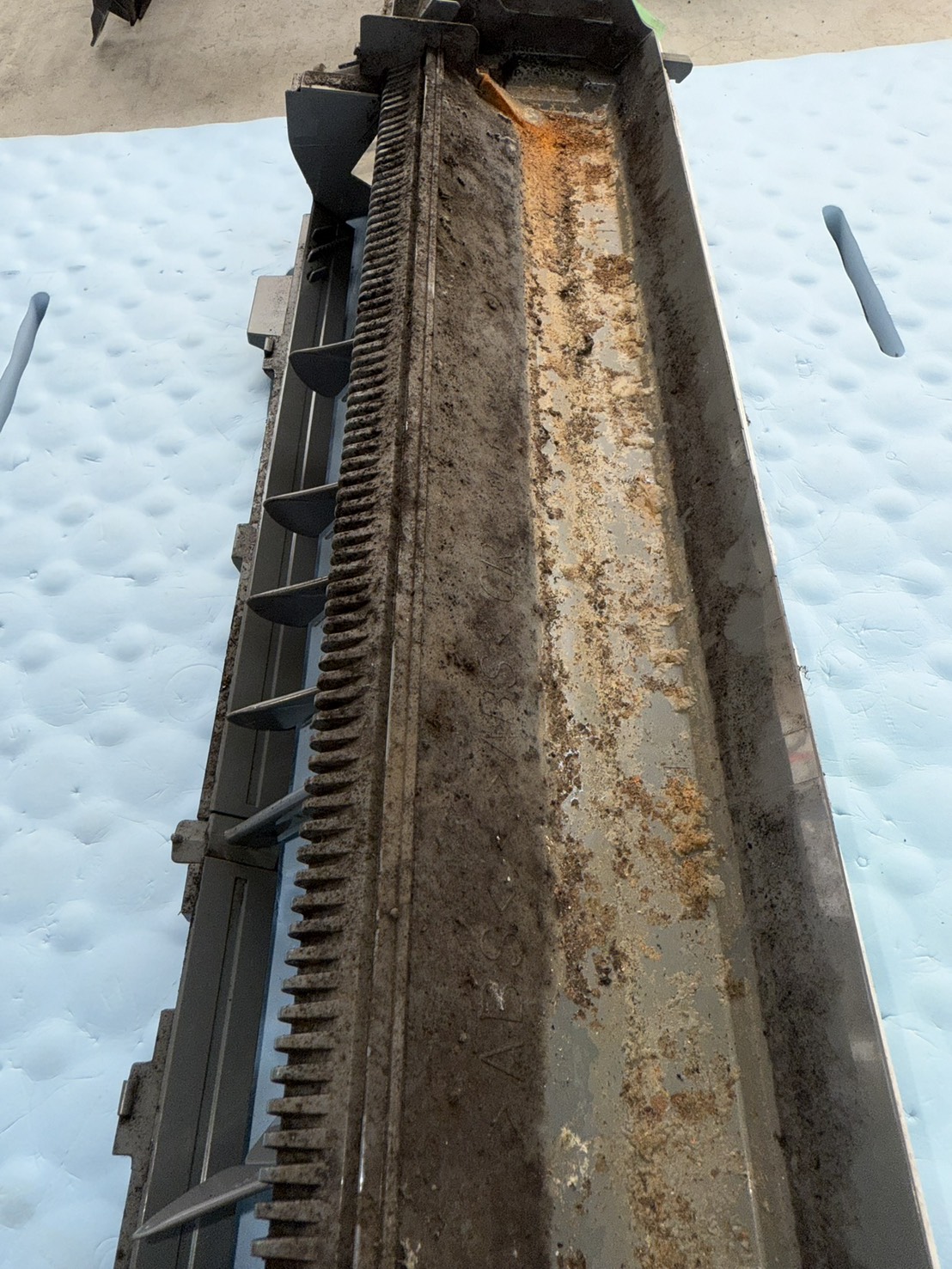 熱交換器まわりの施工前。汚れが目立っていた状態