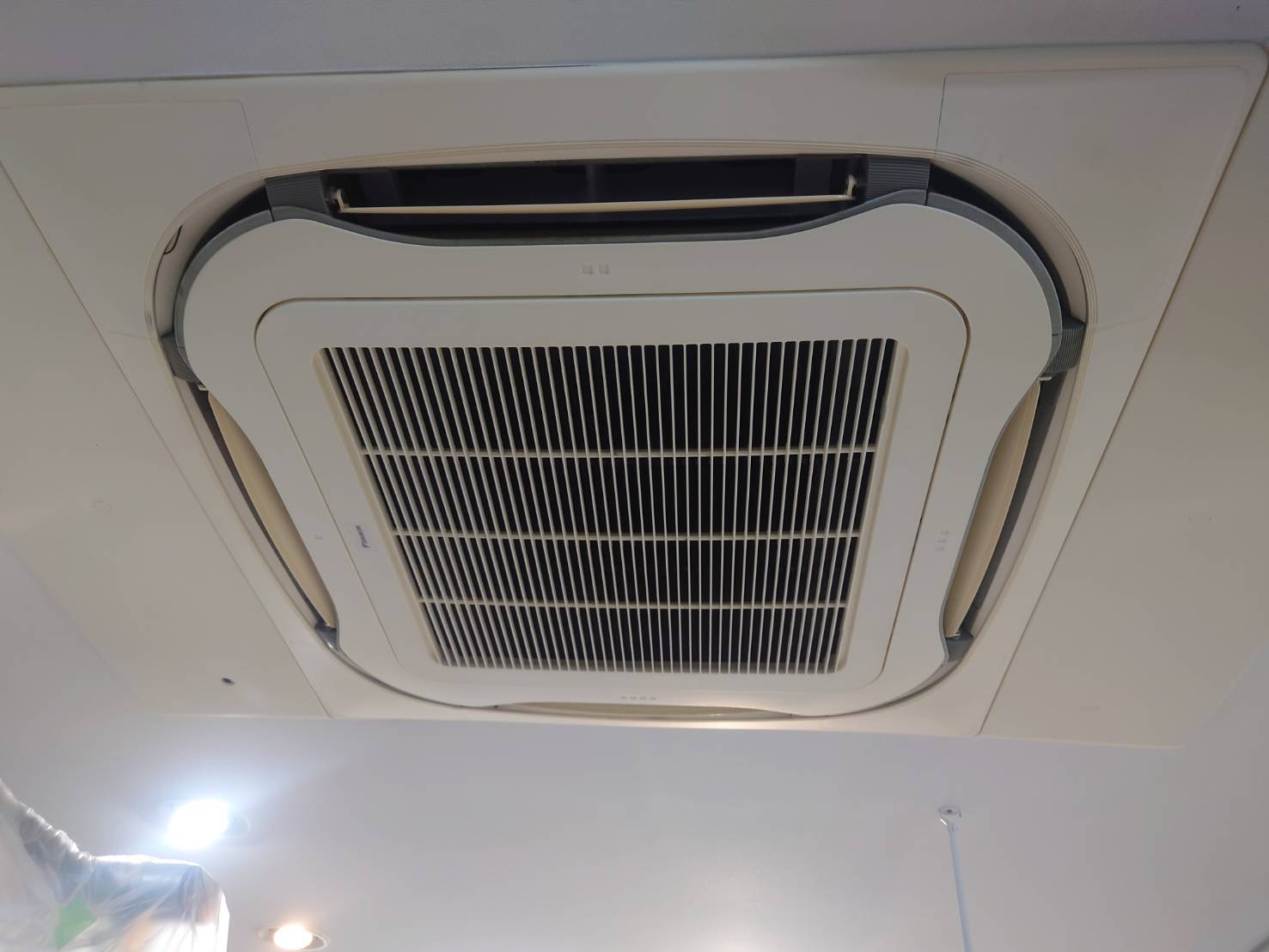天井埋込エアコンのクリーニングイメージ