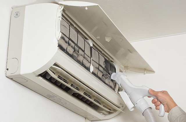 エアコンクリーニング作業中の様子